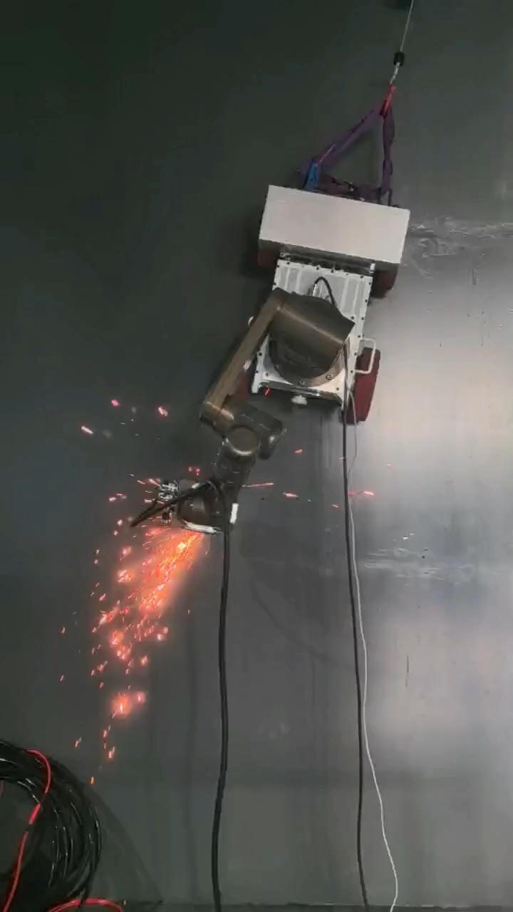 爬壁机器人现场焊接作业